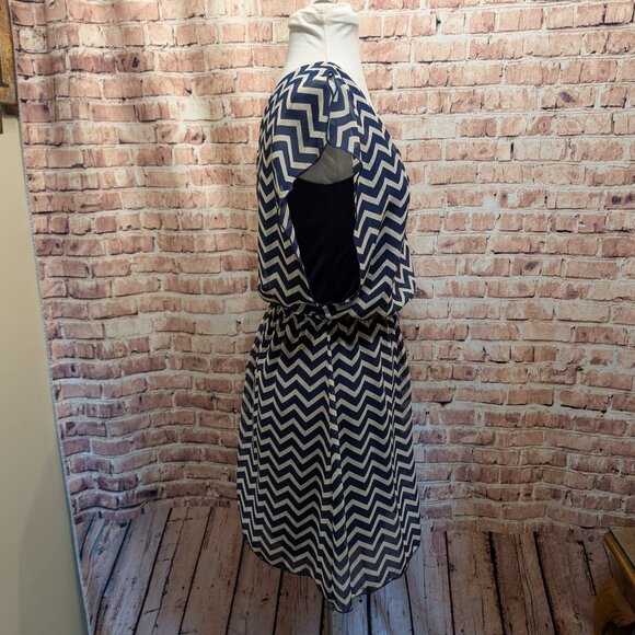 Speechless Chevron Pattern Mini Dress Flutter Sleeves Elastic Waist Size Small - Picture 5 of 10